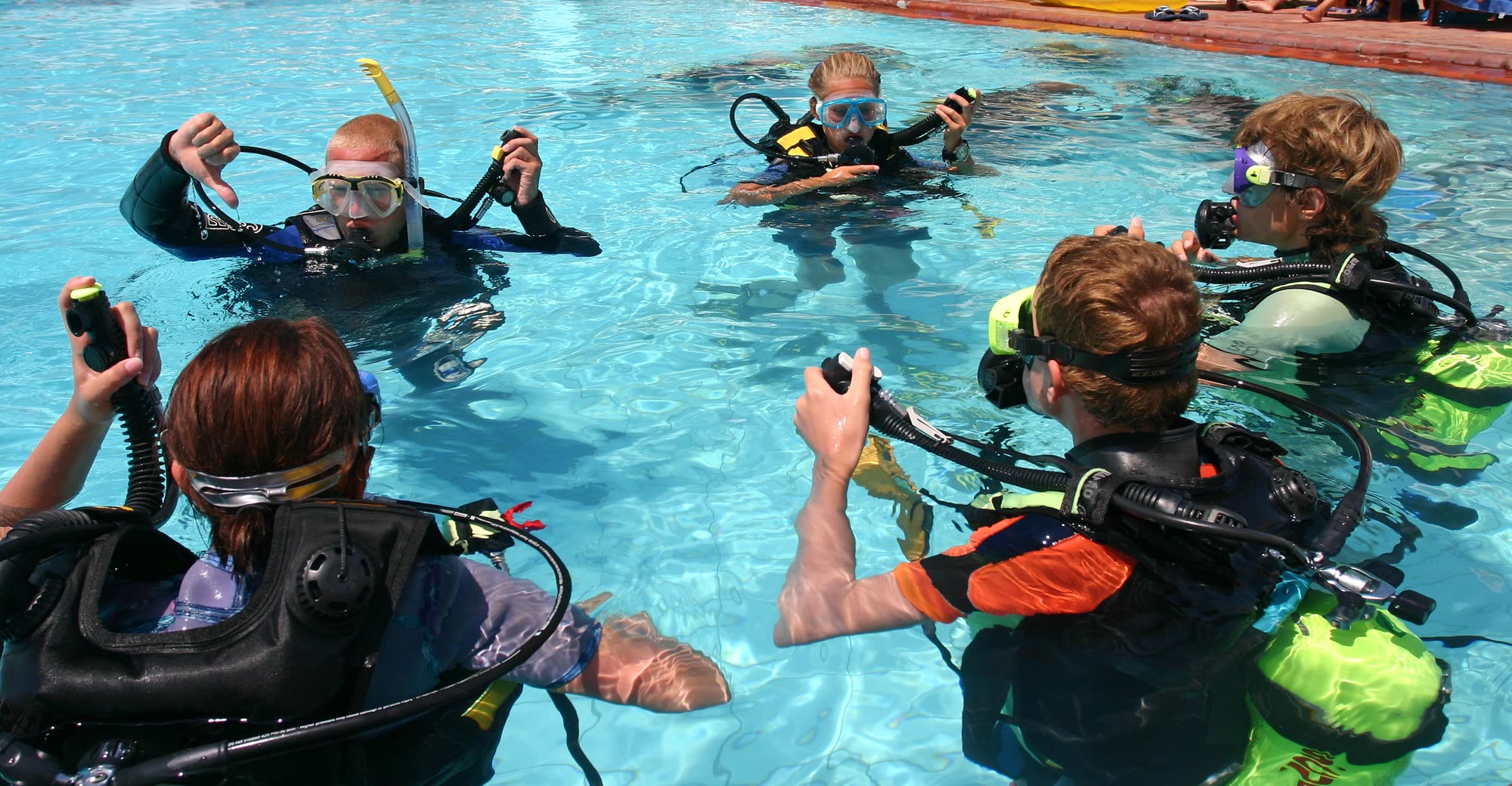 Schnuppertauchen im Pool — Tauchschüler mit Instructor
